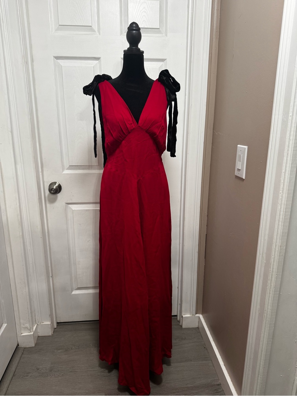 Elegant Red Maxi Dress with Black Tie Shoulder Straps